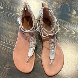 Chic Braided Heart Sandals in Tan